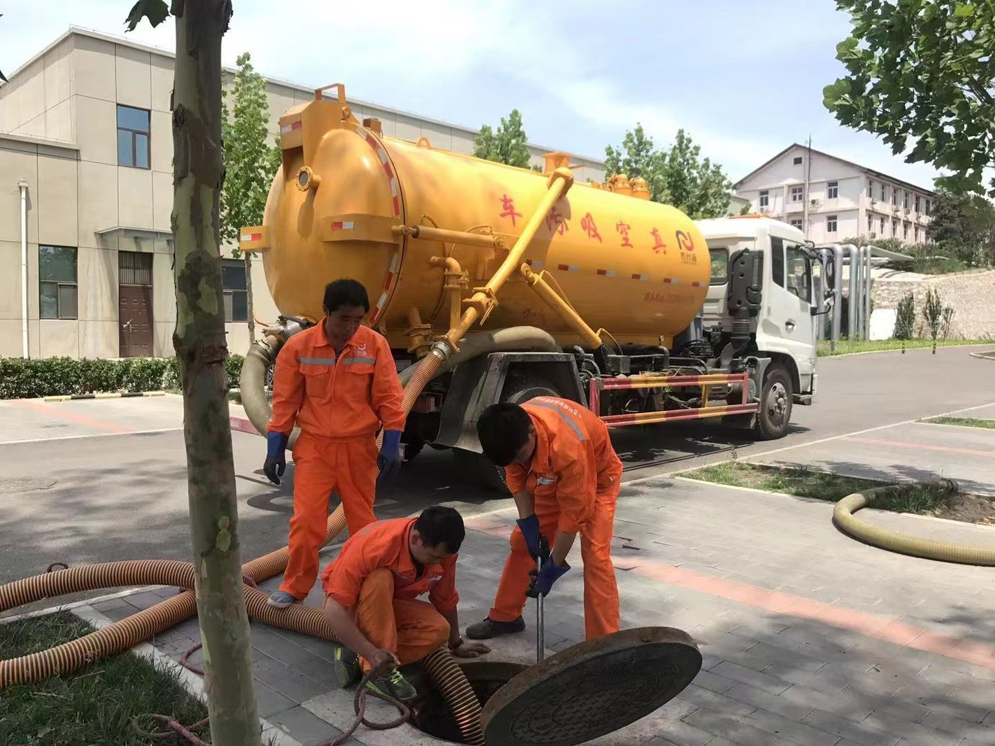 五莲管道疏通车停在窨井附近