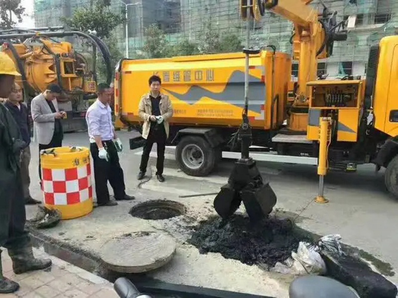 五莲街道：网格员化身“清道夫”，为民解忧疏通“堵心”化粪池