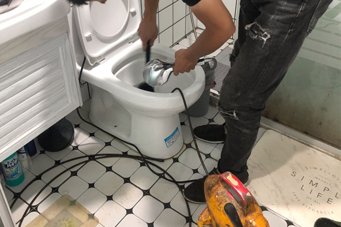 五莲马桶堵塞自己疏通还是找师傅？专业上门服务让你省时更省心